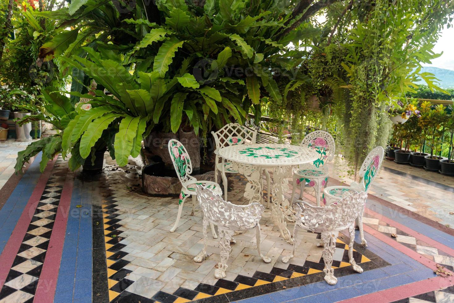 mesa e cadeiras de jardim de ferro branco foto