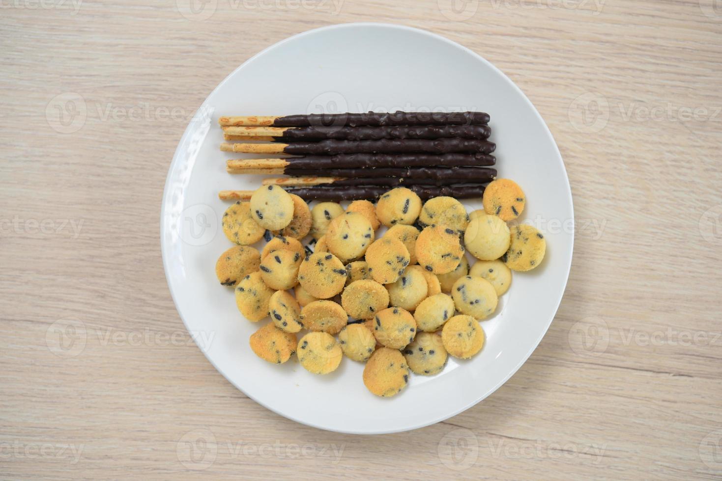 palitos de sobremesa de chocolate e pedaços pequenos foto