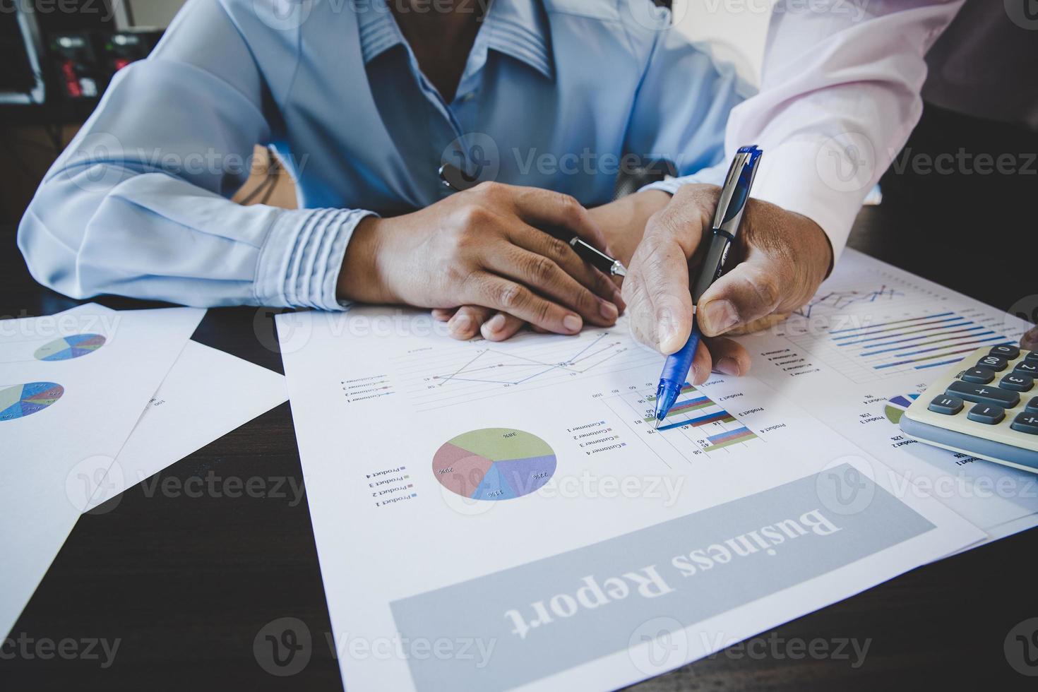 colaboração em equipe de negócios discutindo trabalho analisando com dados financeiros foto