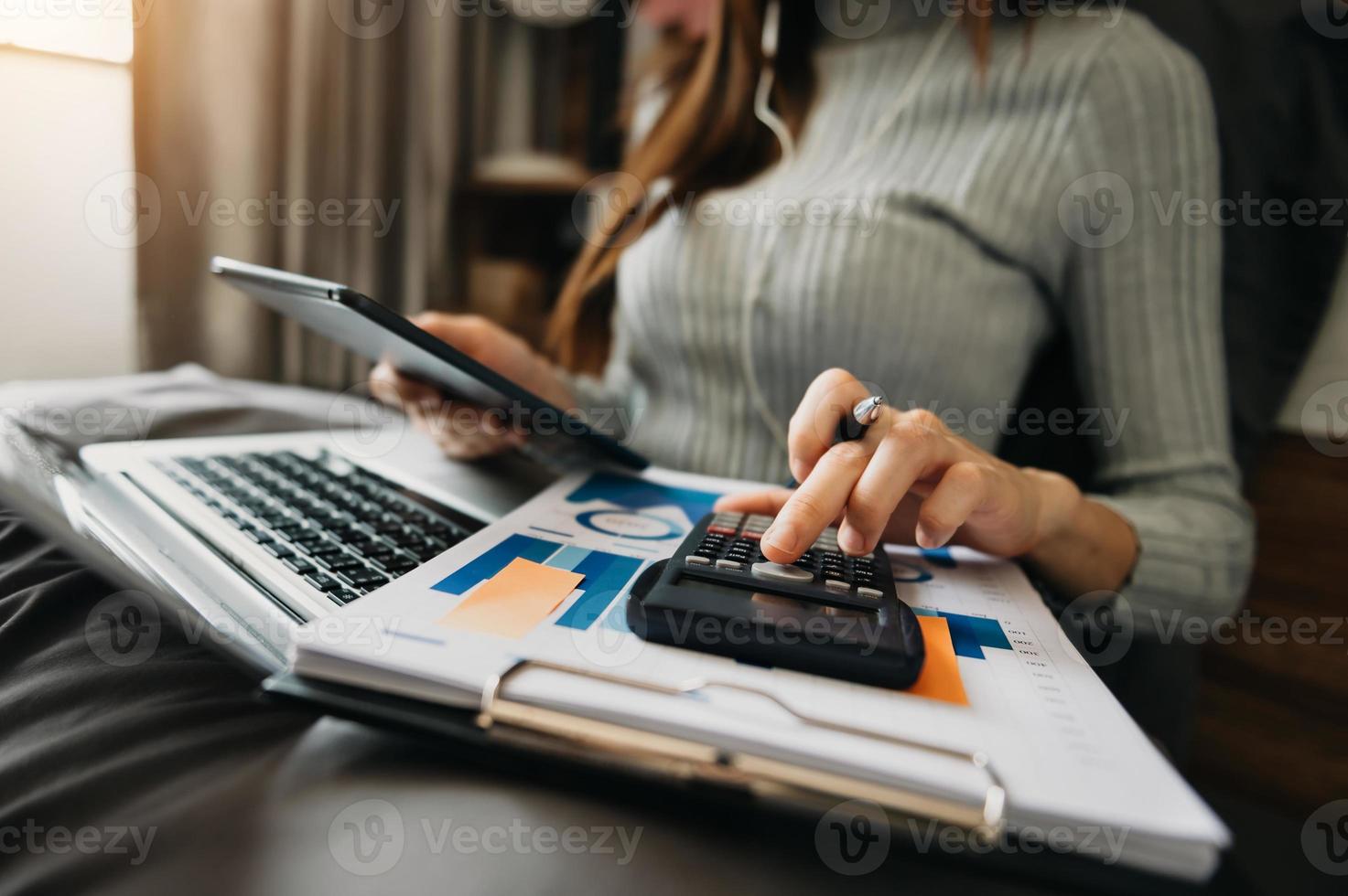 mão homem fazendo finanças e na mesa sobre o custo no escritório. foto