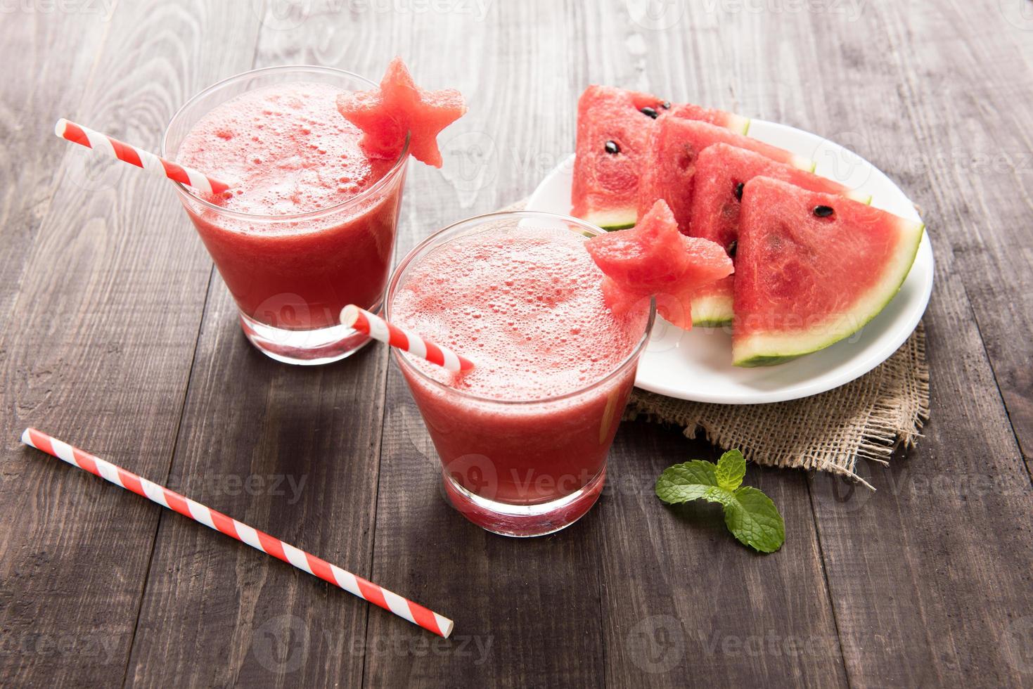 smoothie de melancia saudável com melancia em forma de estrela na foto