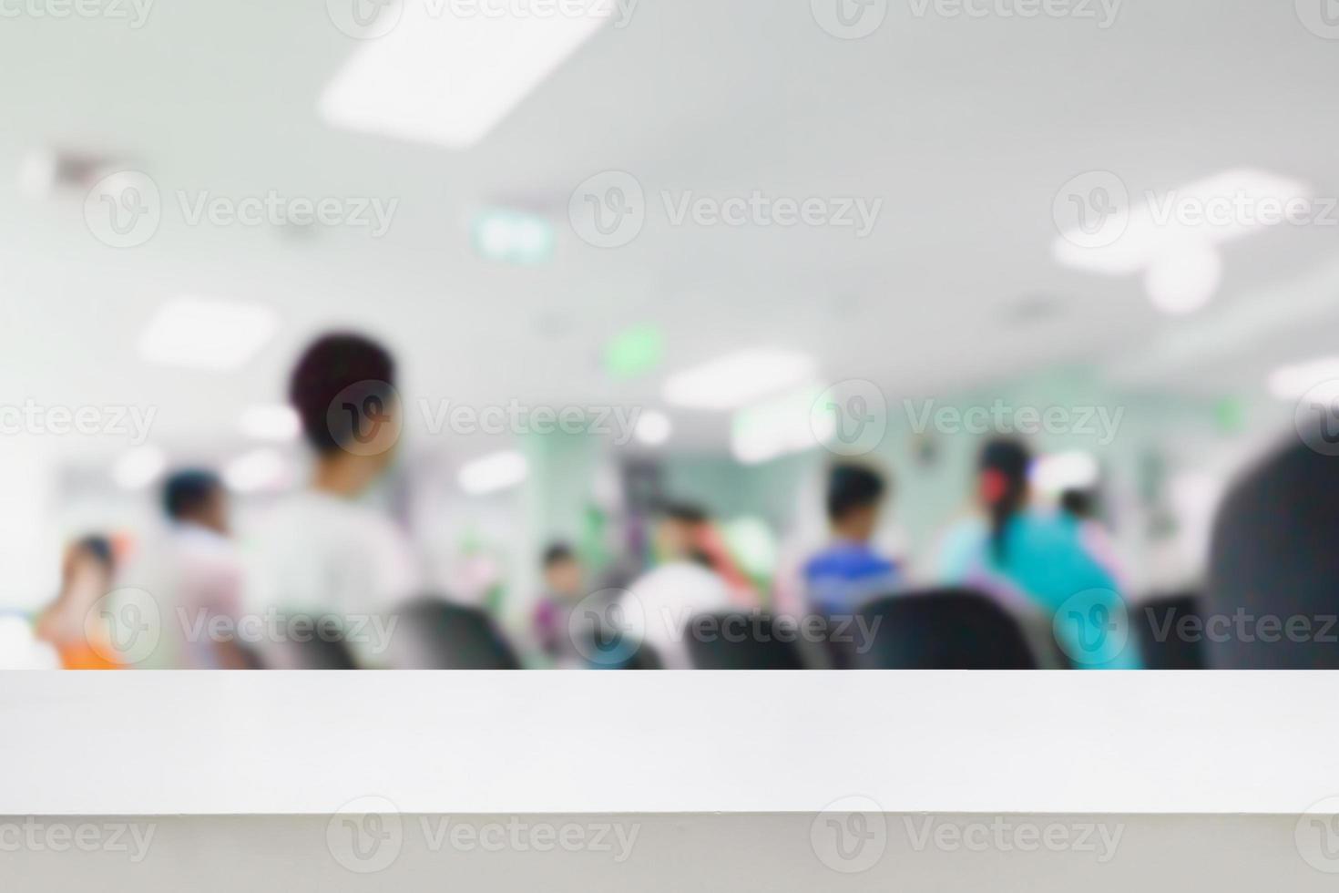 mesa branca vazia com fundo desfocado do hospital foto