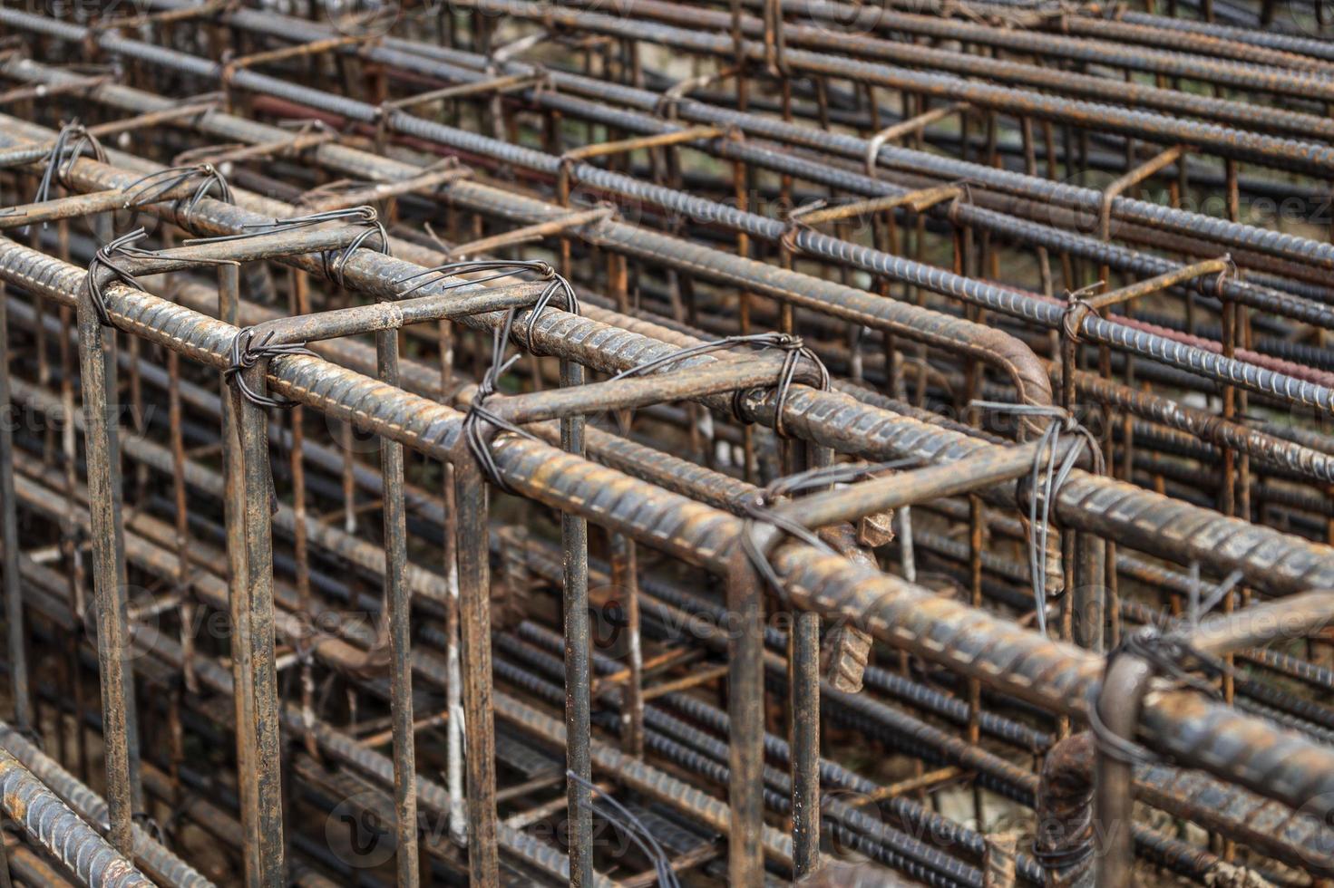 vergalhões de aço para concreto armado no canteiro de obras foto