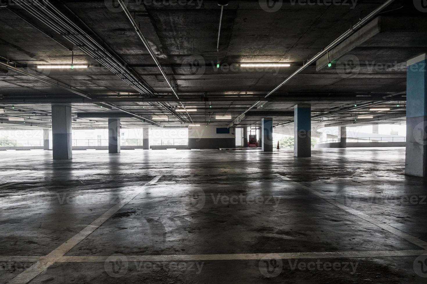 interior da garagem de estacionamento vazia vazia na loja de departamentos foto