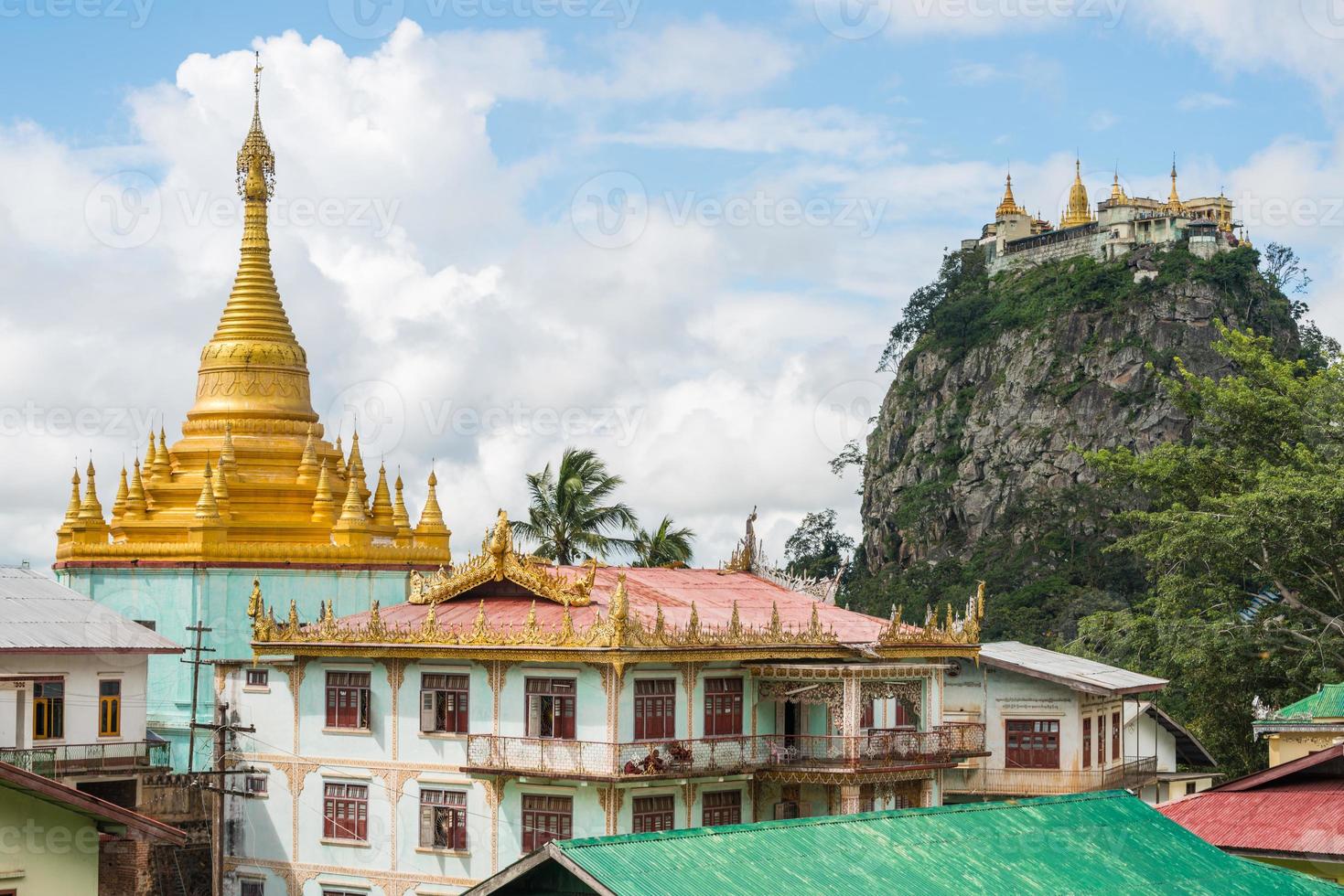 monte popa o misterioso marco antigo em bagan, região de mandalay de mianmar. foto