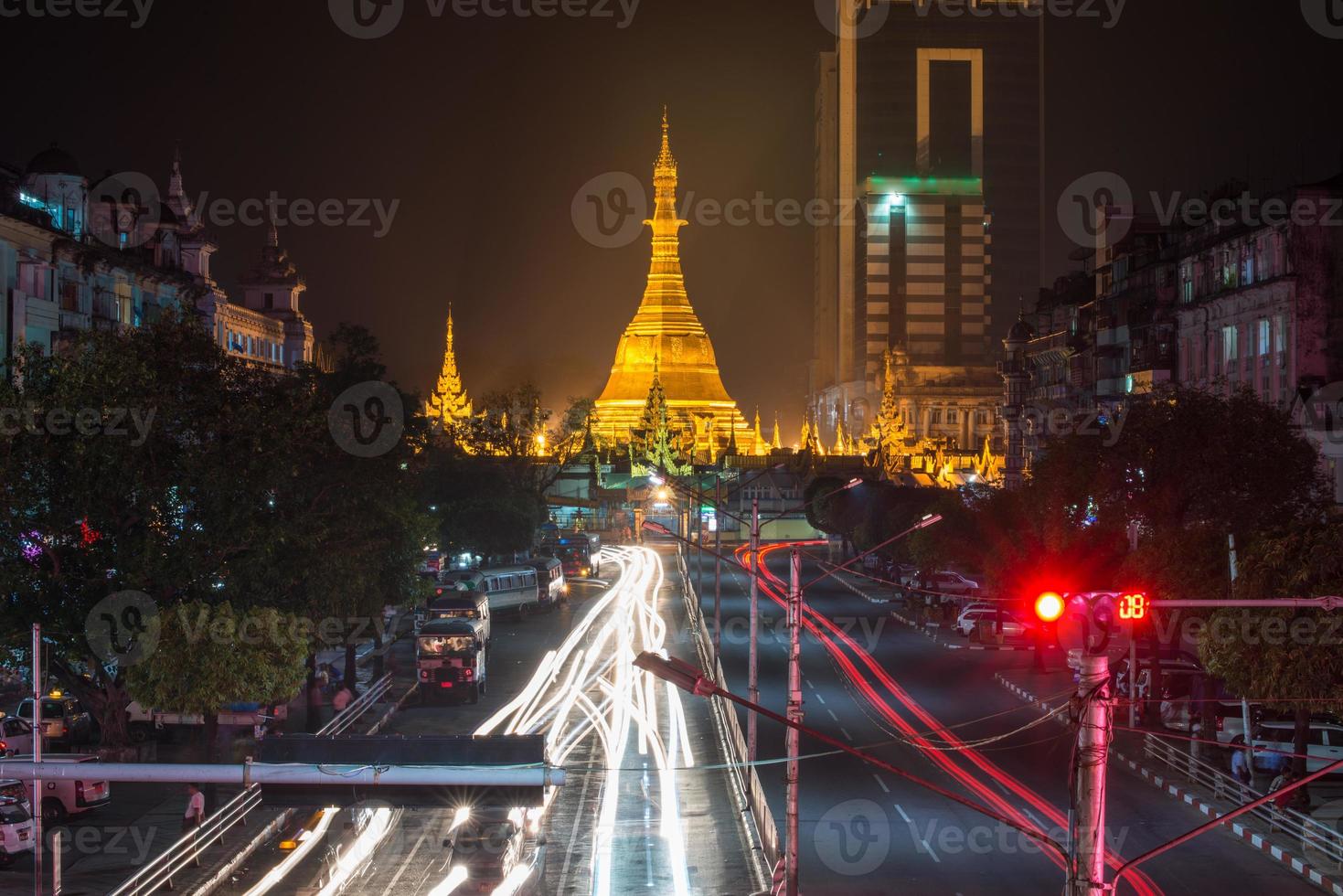 sule pagode o antigo pagode localizado no centro do município de yangon de mianmar. o pagode é cercado por ruas movimentadas, um mercado e prédios da era colonial. foto