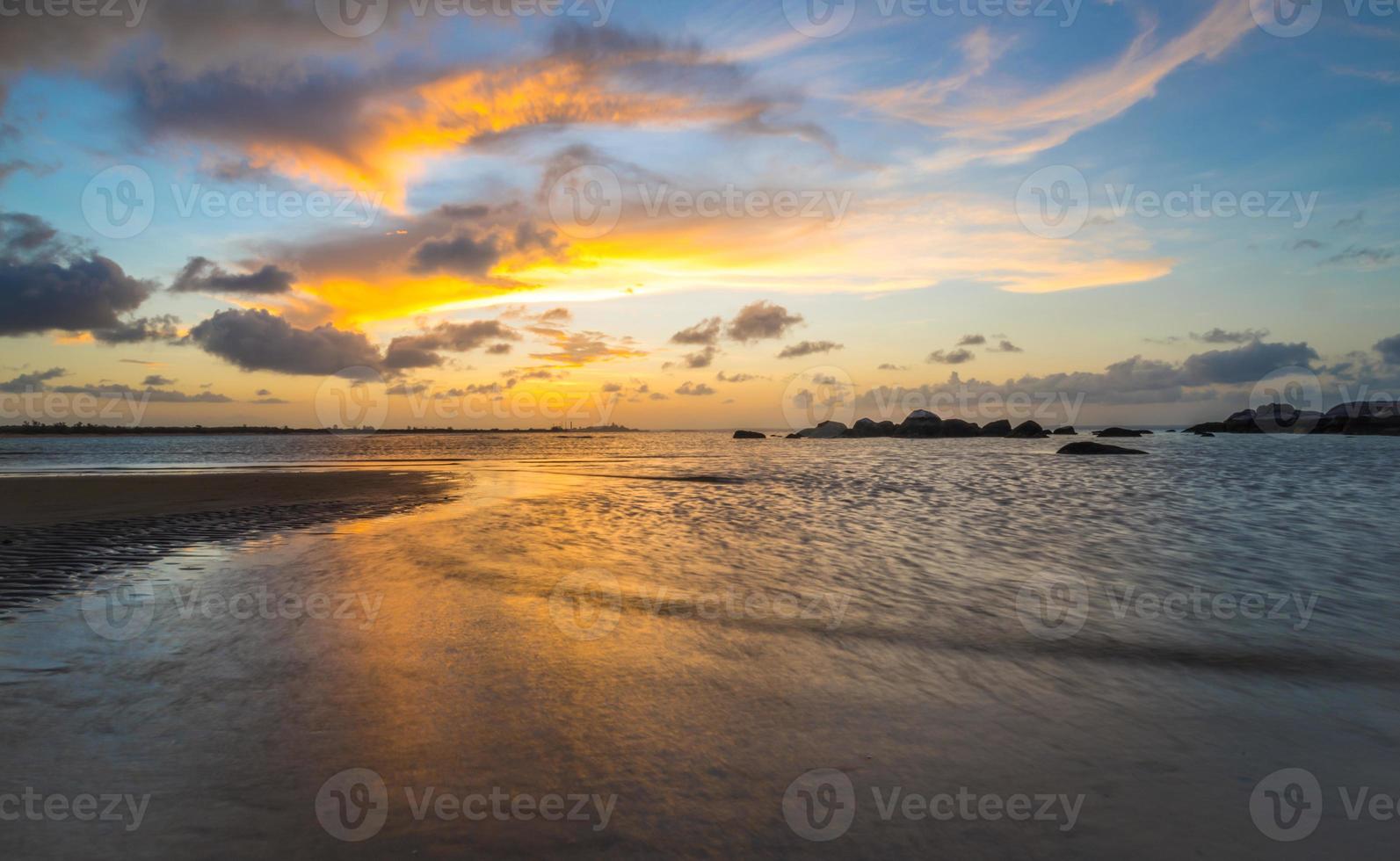 lindo céu e pôr do sol ao entardecer no leste woody beach quase cidade de nhulunbuy no território do norte do estado da austrália. foto