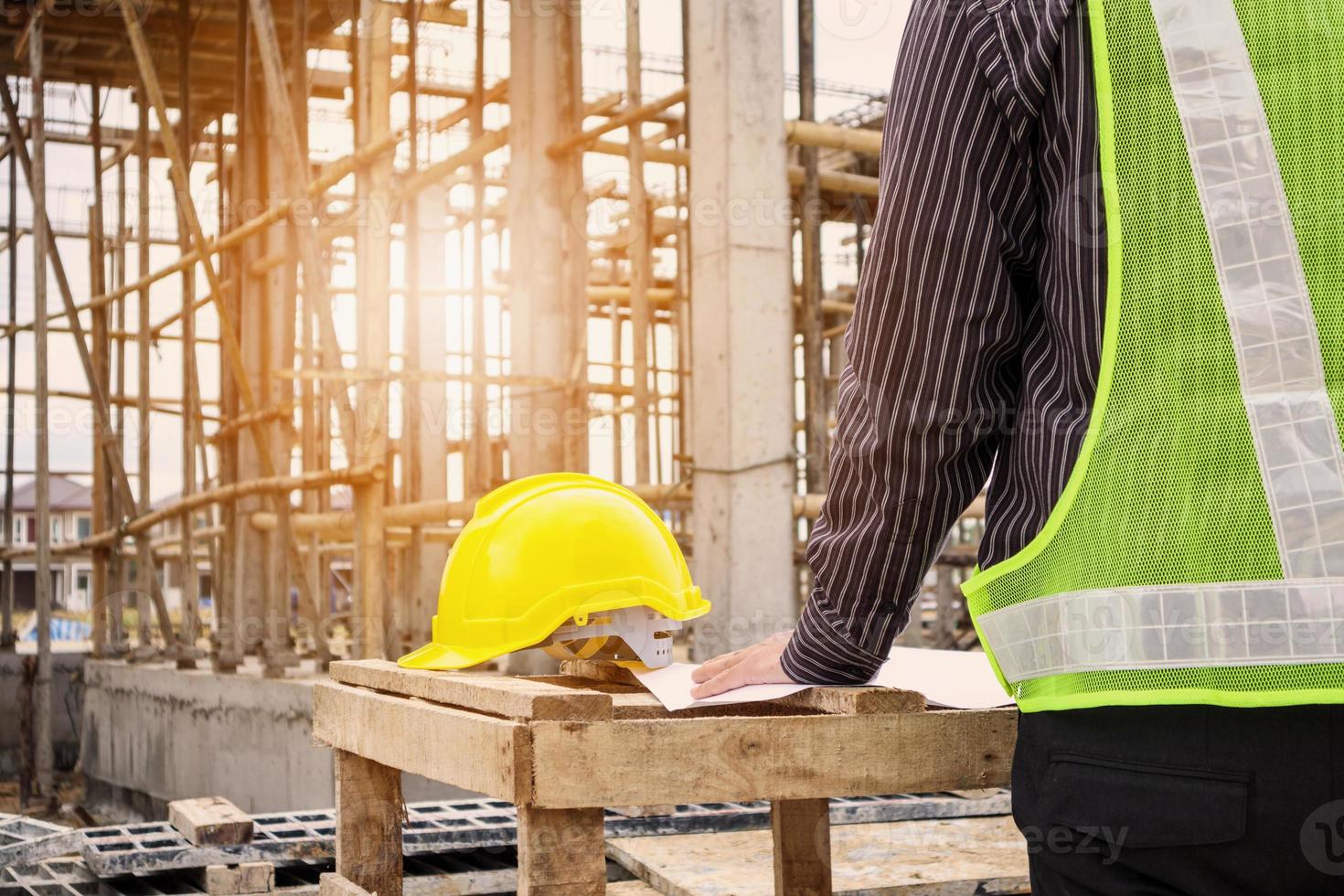 trabalhador engenheiro profissional no canteiro de obras de construção de casas foto