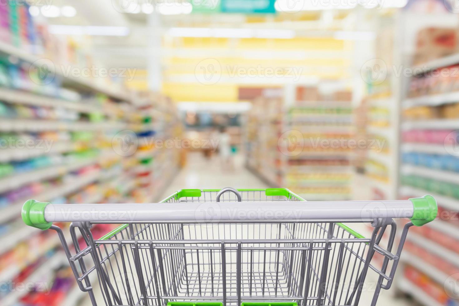 corredor de supermercado com carrinho de compras vazio no conceito de negócio de varejo de mercearia foto