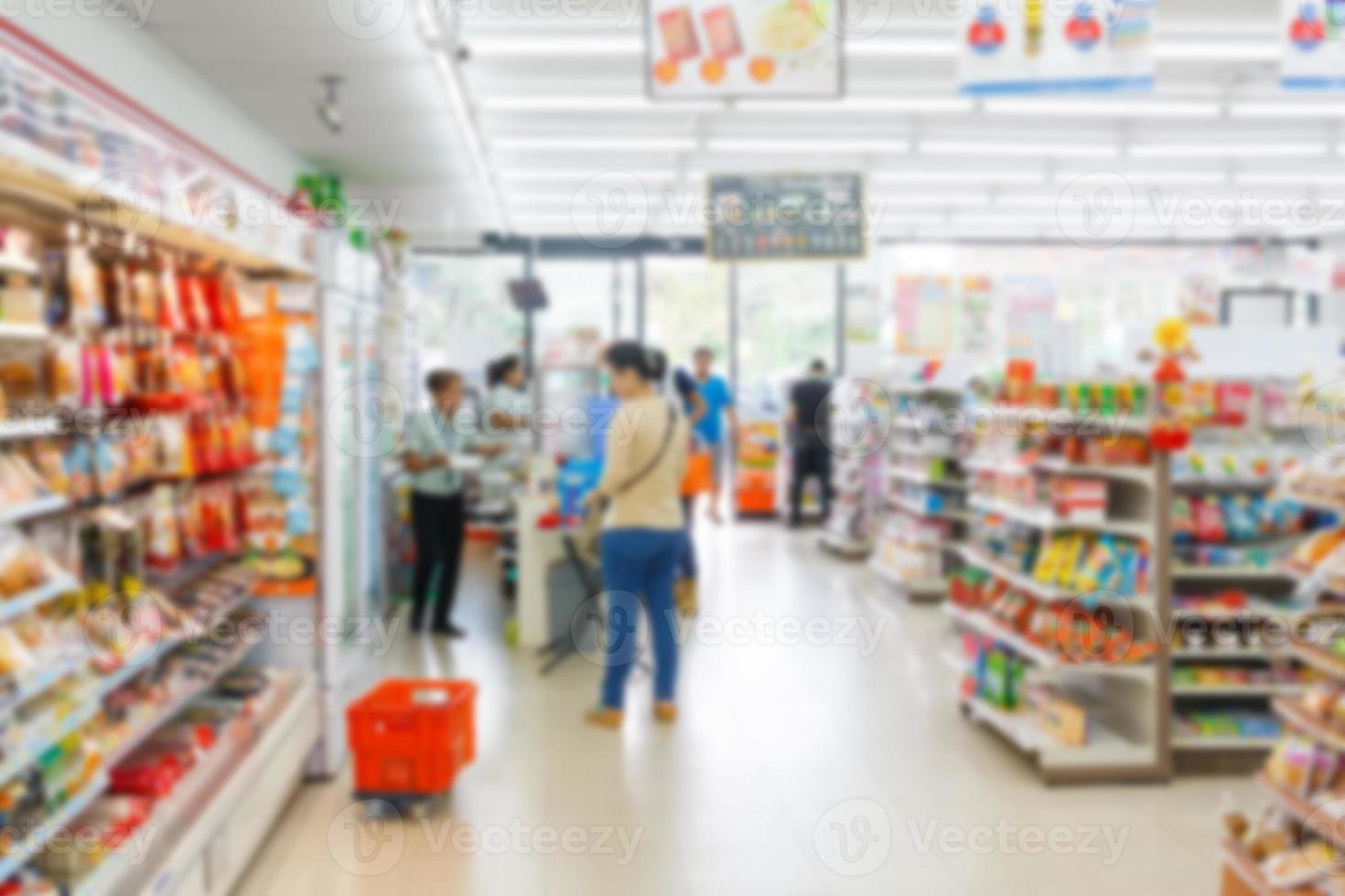 clientes na loja de conveniência ou supermercado desfocam o fundo foto