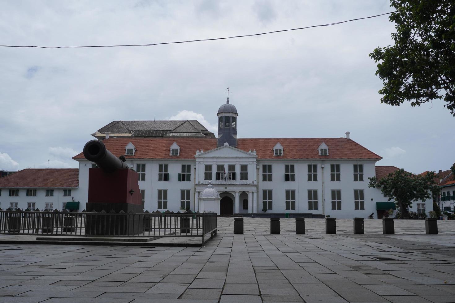 a vista frontal do museu de história de jacarta batavia museum, localizado na cidade velha de kota tua de jacarta, indonésia. foto