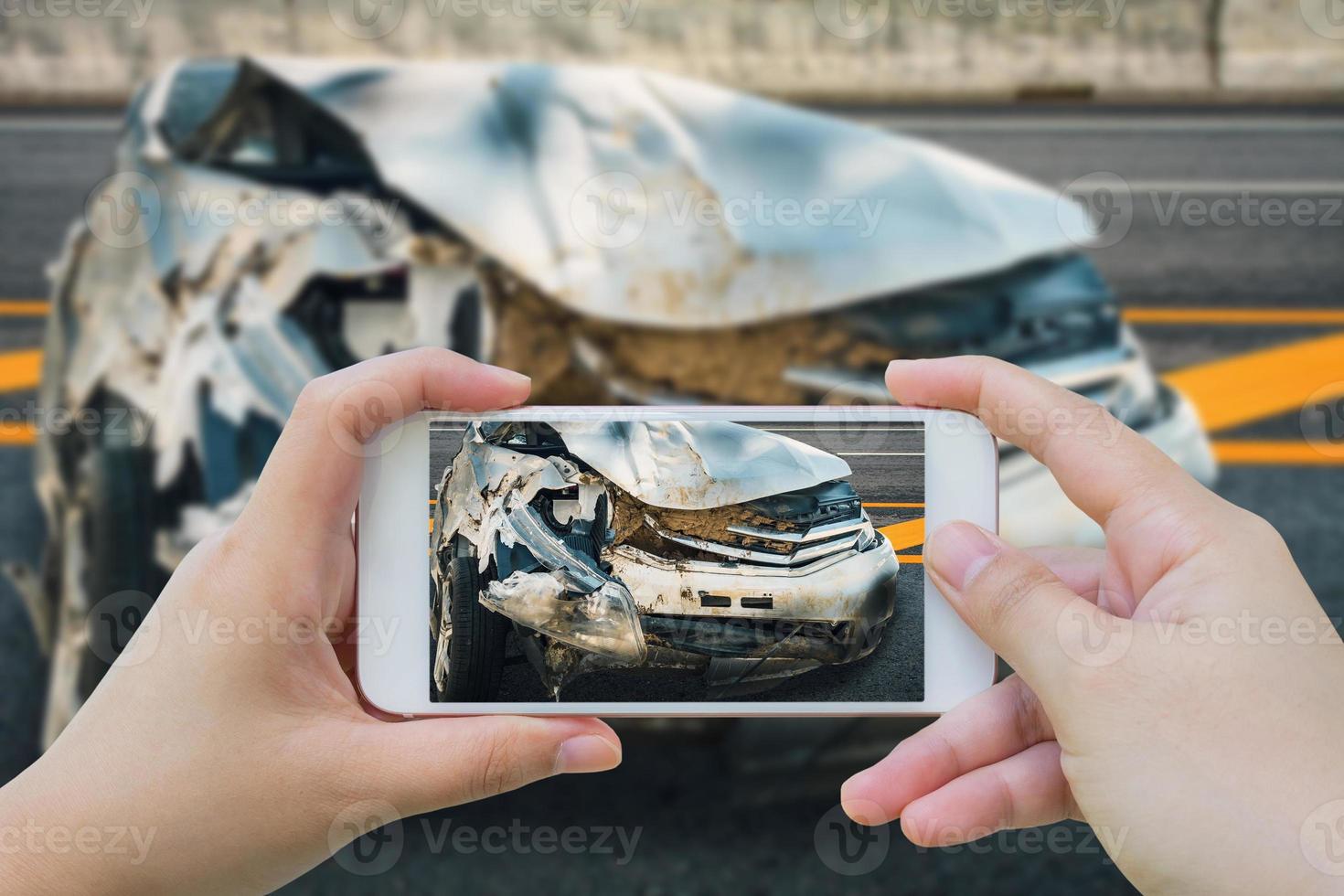 mulher usando smartphone tira foto de acidente de carro na estrada