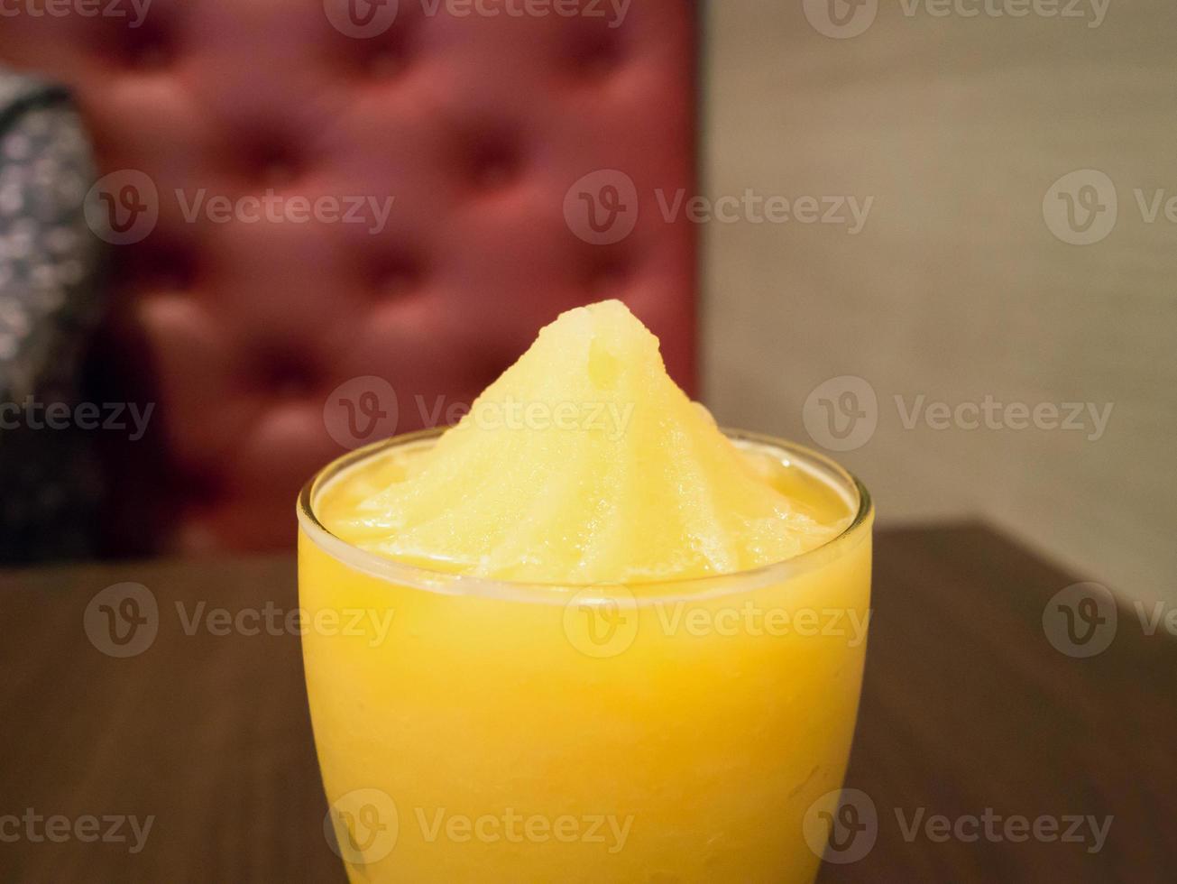 smoothies de laranja congelados na mesa de madeira foto