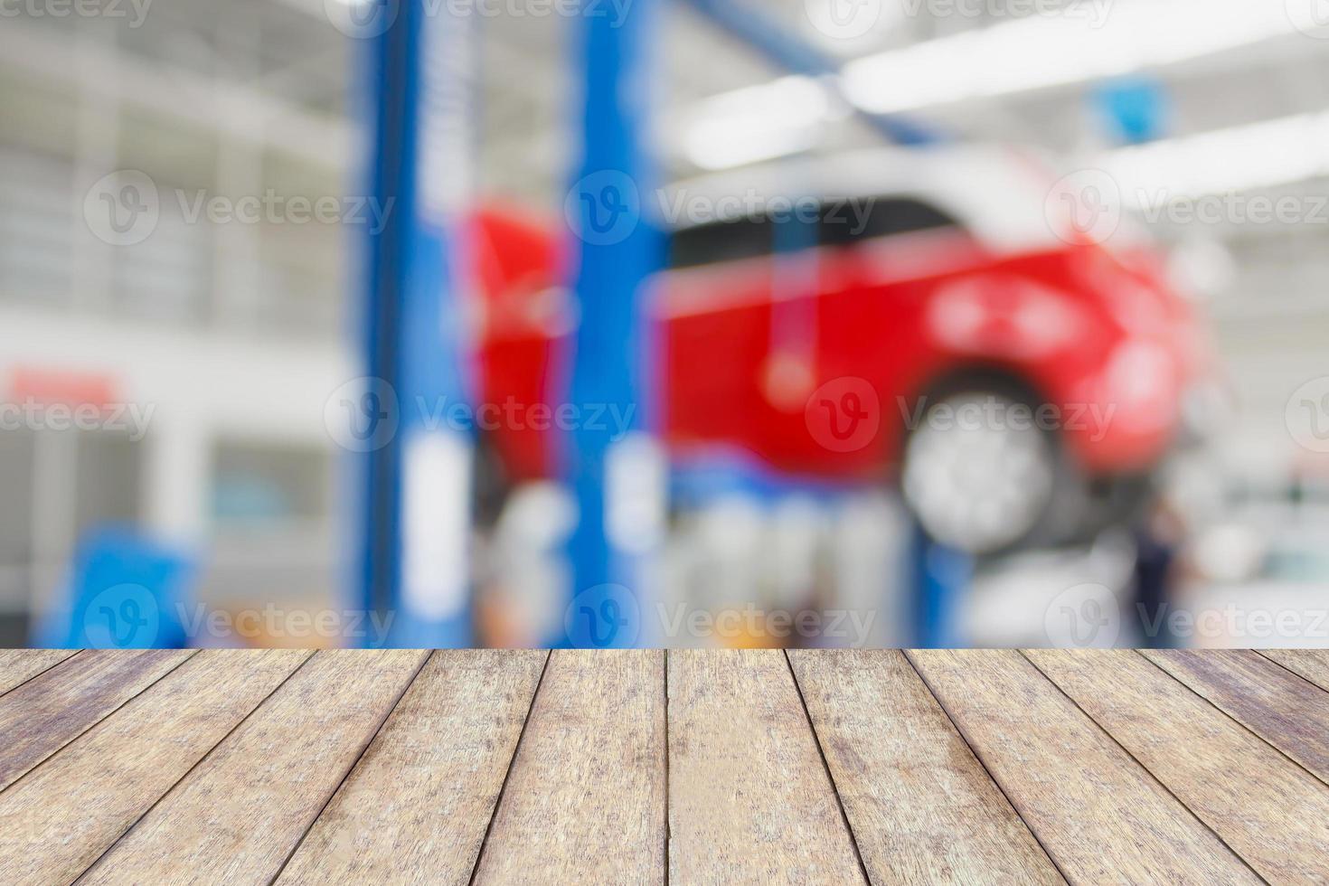 tampo de mesa de madeira com fundo de centro de serviço de carro desfocado foto