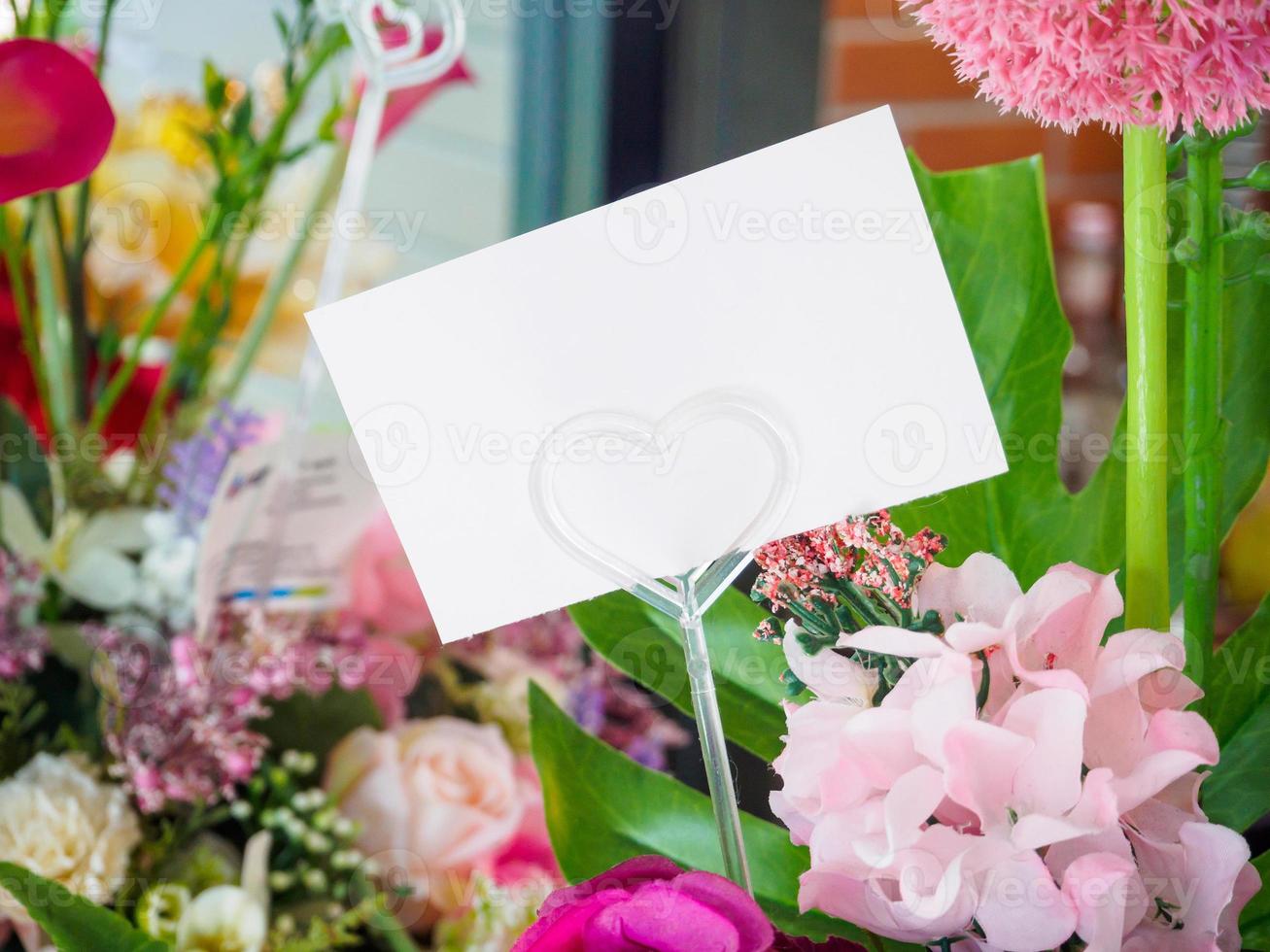 cartão branco em branco com buquê de flores foto