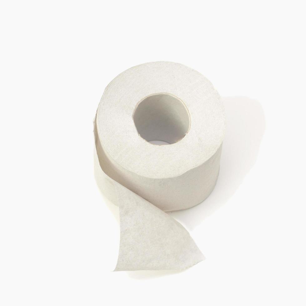 um rolo de papel higiênico isolado no fundo branco. foto