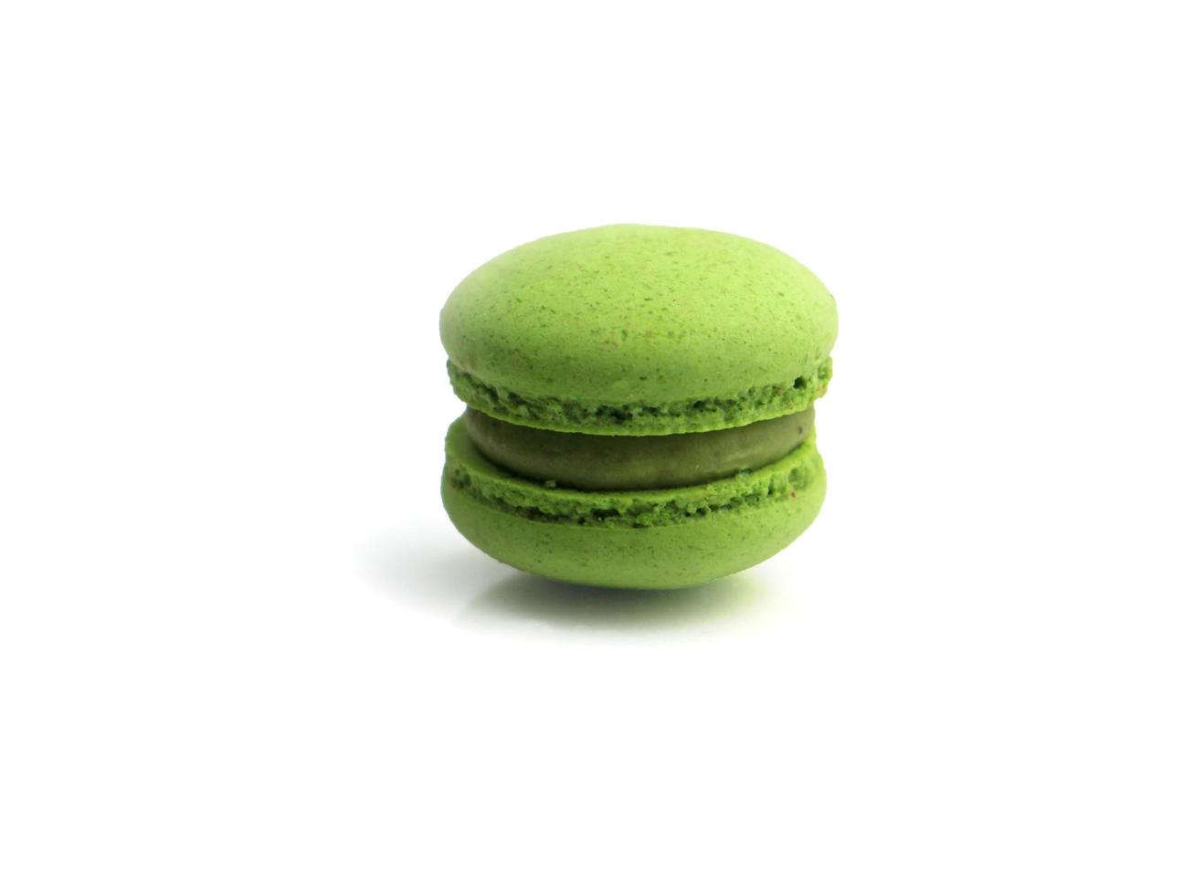 bolo de macarons de macarons franceses verdes, deliciosa sobremesa doce em fundo branco, conceito de comida adorável. foto