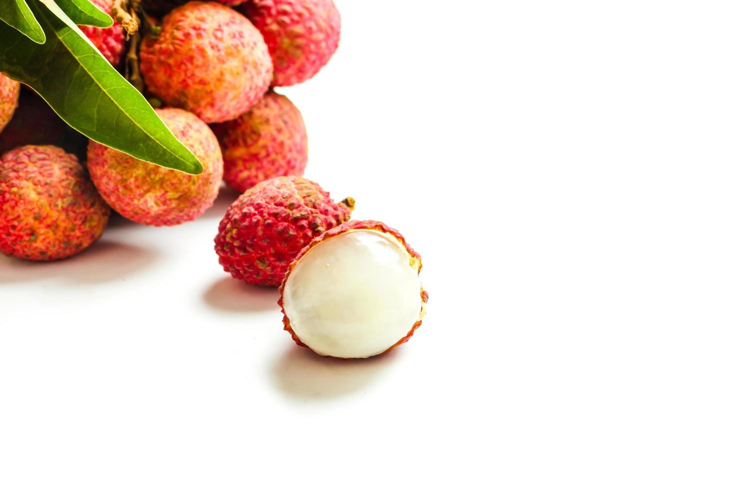 lichia frutas frescas lichia com folhas isoladas no fundo branco foto