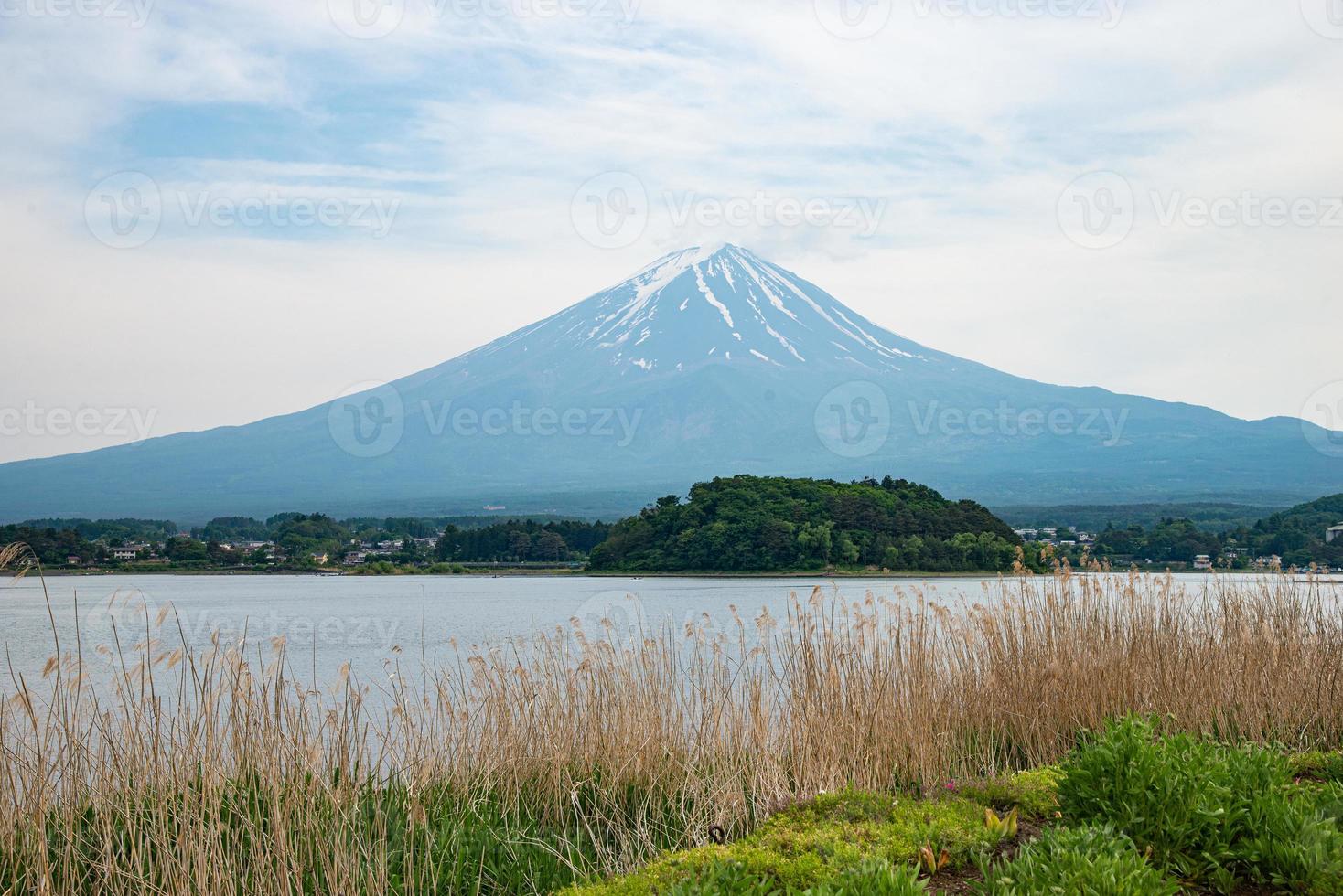 bela montanha fuji com nuvens e céu azul no verão, o famoso ponto turístico e local de atração de turistas que têm um longo feriado no japão, lago kawaguchiko foto