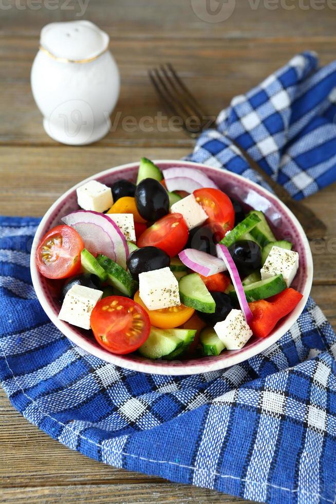 deliciosa salada com legumes frescos e queijo feta foto
