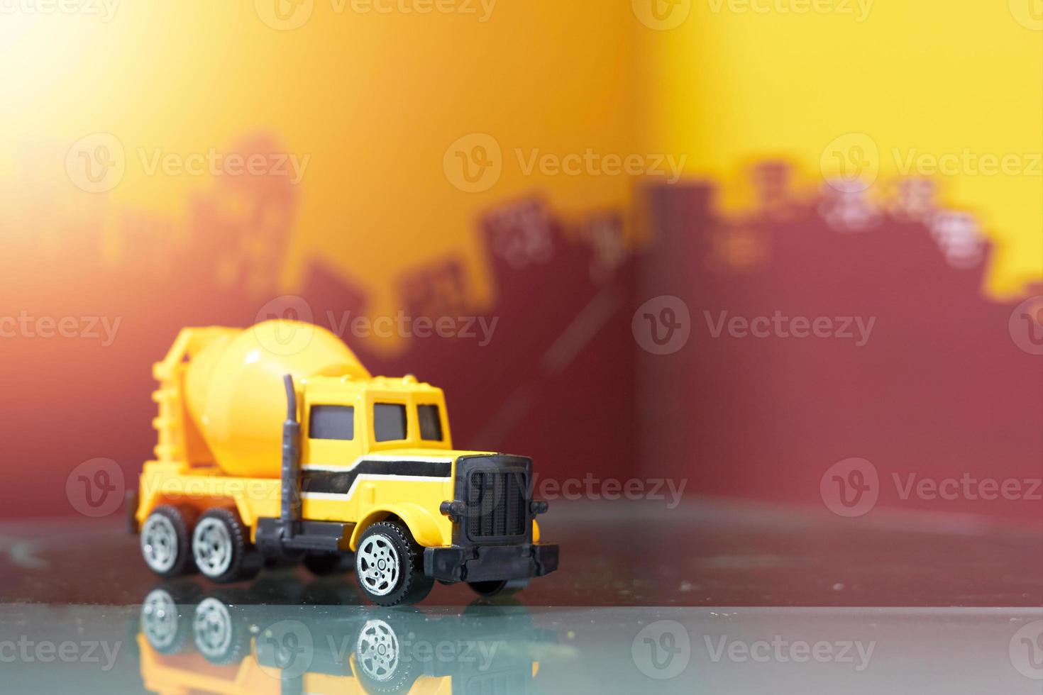 caminhão de cimento amarelo no fundo da cidade desfocada, foco seletivo foto