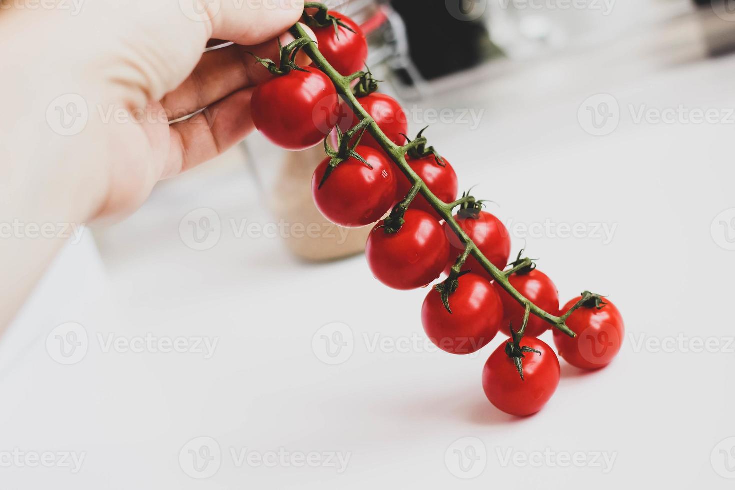 bando orgânico fresco de tomate cereja. foto