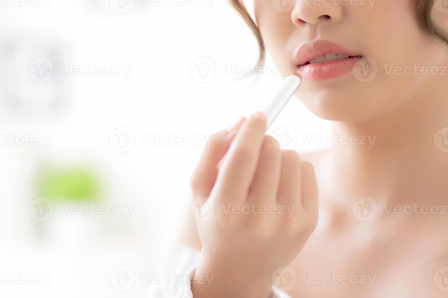 bela closeup jovem mulher asiática aplicando batom de maquiagem no quarto, beleza lábios maquiagem de menina da Ásia e moda cosmética na boca em casa, estilo de vida e conceito de cuidados de saúde. foto