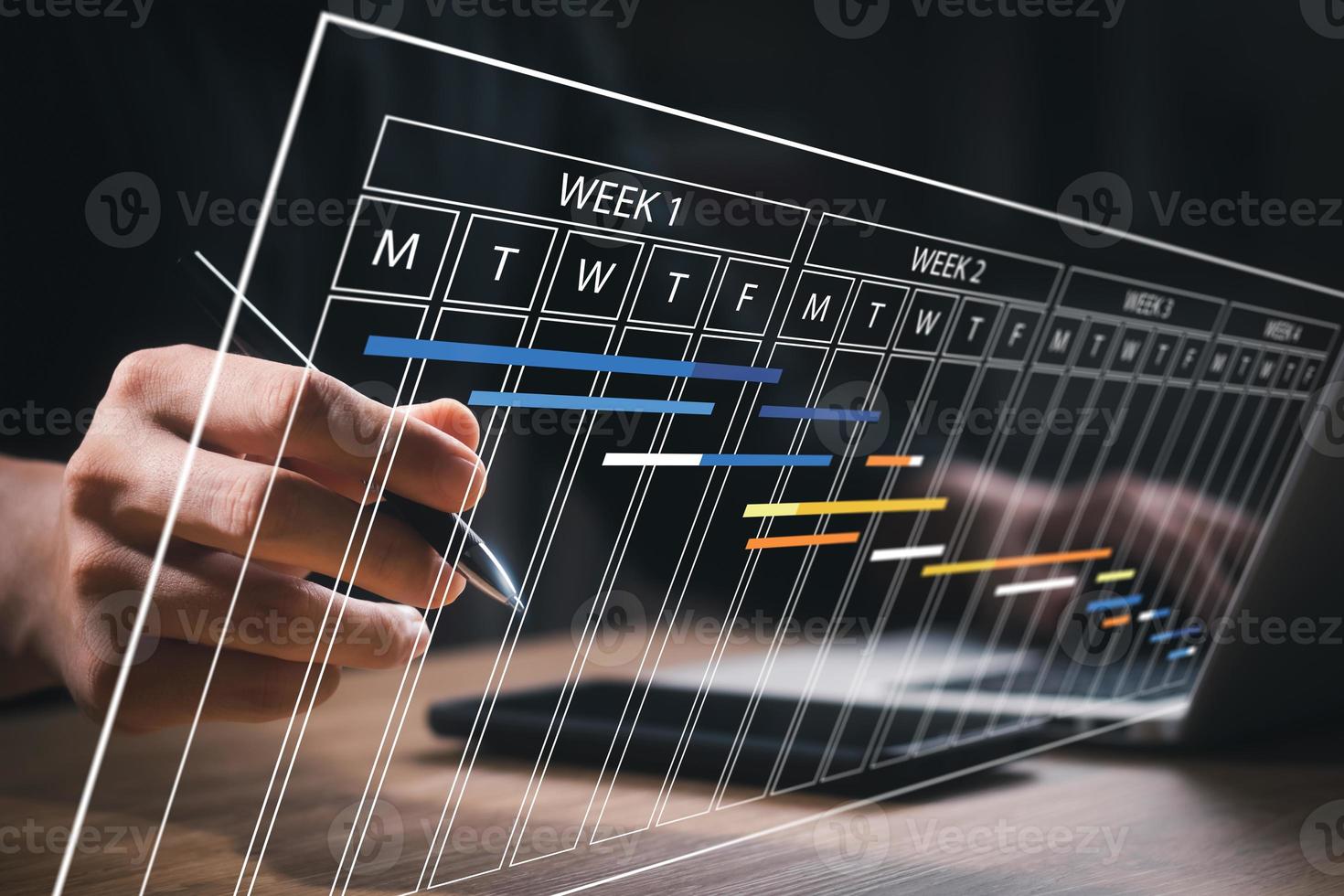 planejamento e implementação, os empresários usam laptops para gerenciar projetos de trabalho e atualizar tarefas. progresso do trabalho, agendamento eficiente. foto