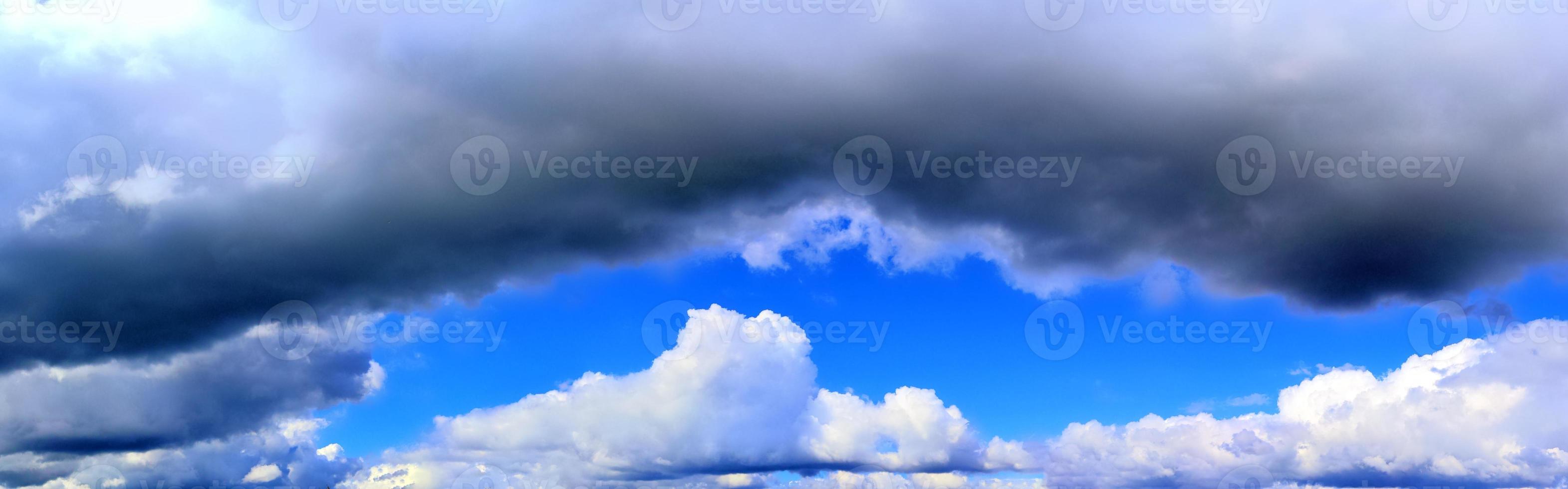 deslumbrante panorama do céu colorido mostrando belas formações de nuvens em alta resolução foto