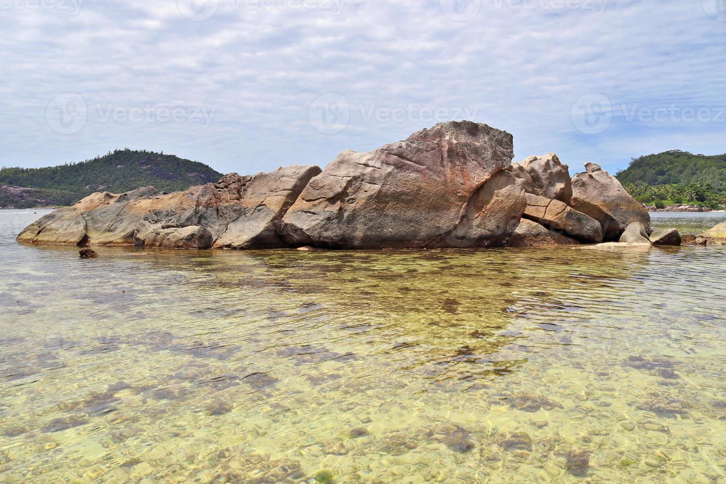 belas rochas nas praias da ilha paradisíaca tropical seychelles foto