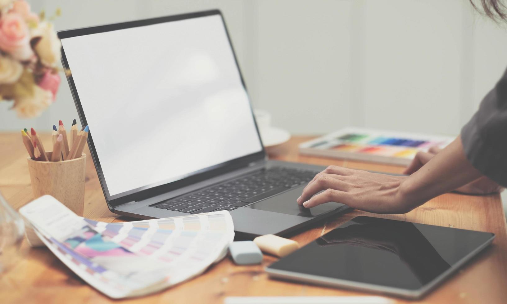 jovem fotógrafo e designer gráfico no trabalho no escritório. monitor de tela em branco para montagem de exibição gráfica. foto