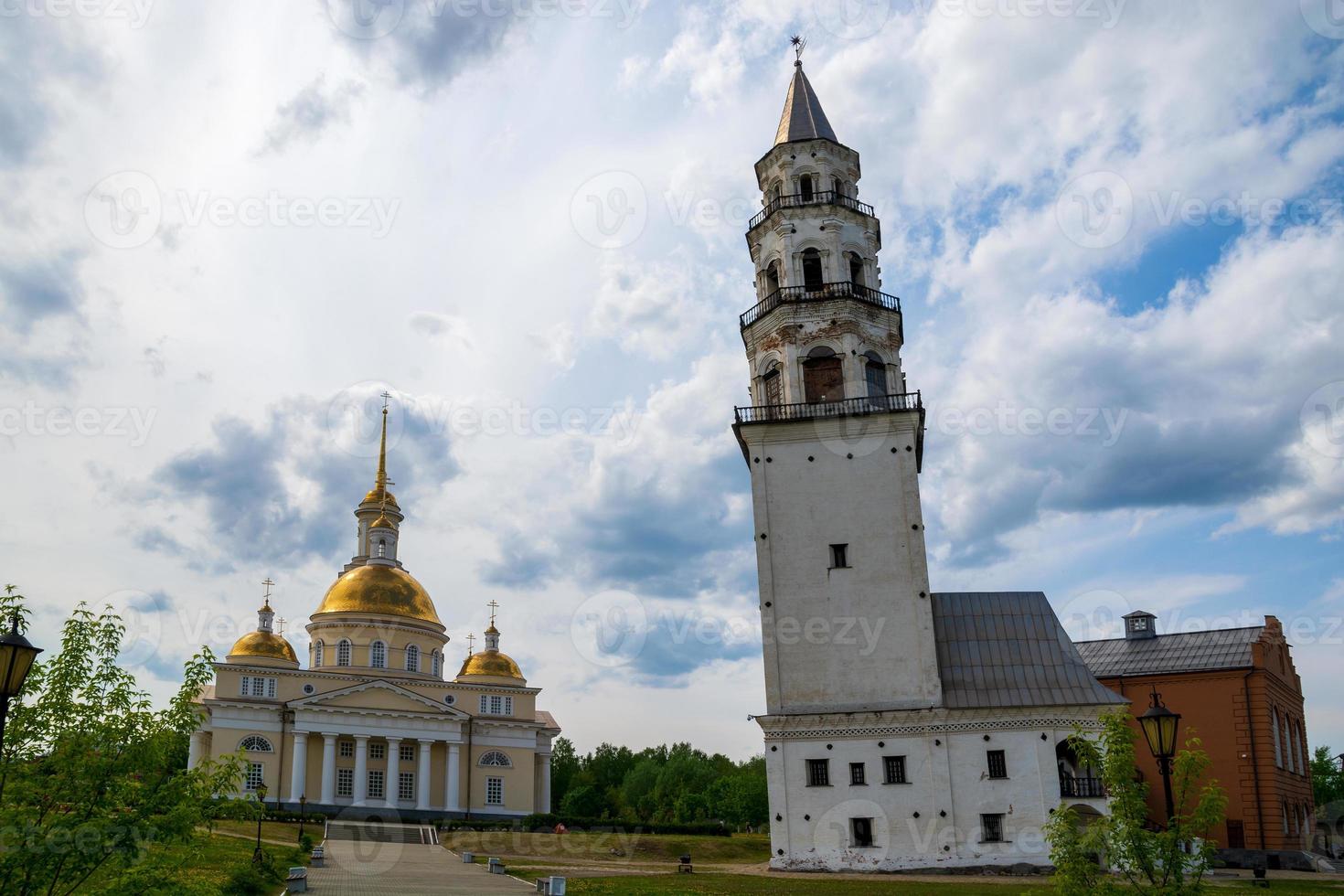 torre inclinada nevyanskaya, um monumento histórico do século XVIII foto