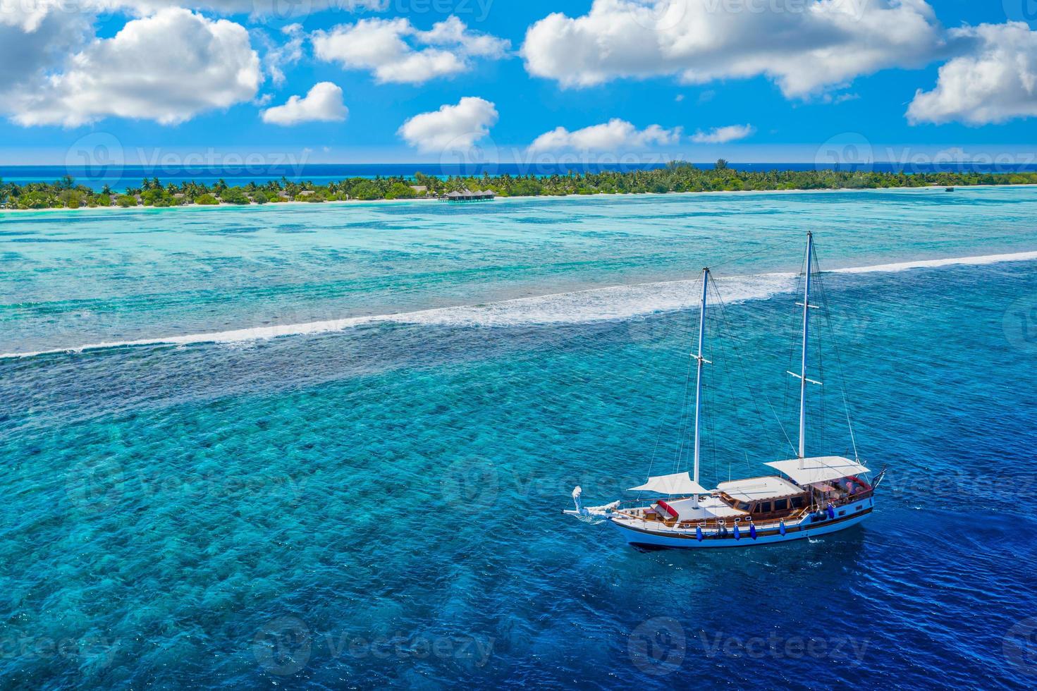 lindo veleiro de água do oceano turquesa, veja a paisagem aérea do drone. ondas do mar tropical, incrível recife de coral aéreo, lagoa. atividade recreativa ao ar livre de pessoas, natação, mergulho, turismo de mergulho foto