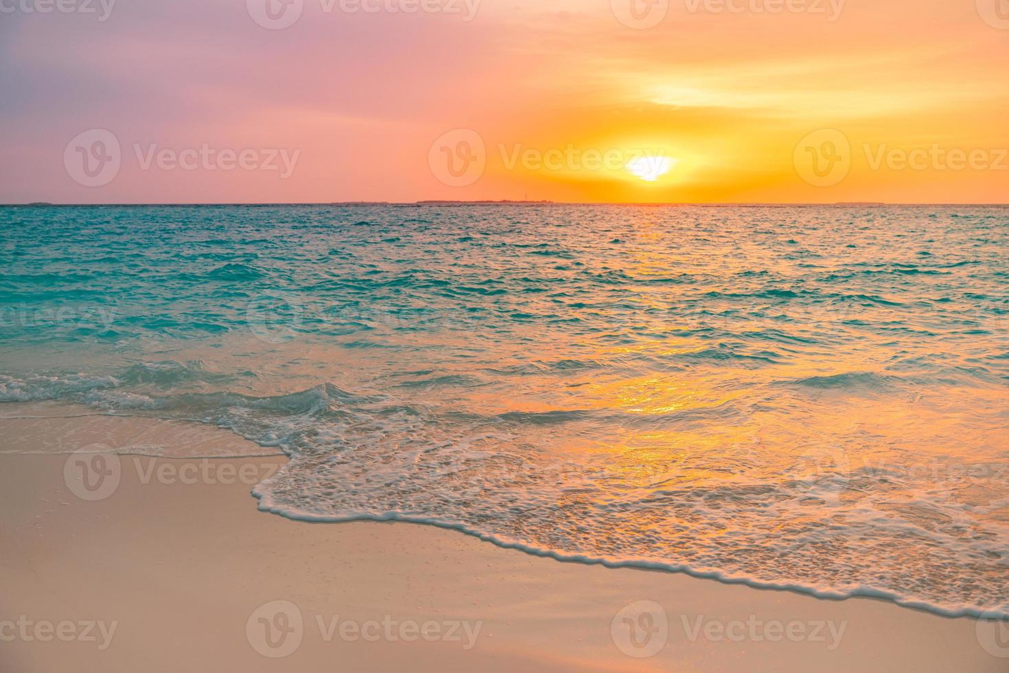 closeup praia de areia do mar. paisagem panorâmica da praia. inspire o horizonte da paisagem marinha de uma praia tropical. laranja e dourado do sol céu calma tranquilo e relaxante luz solar clima de verão. faixa de férias viagens de férias foto