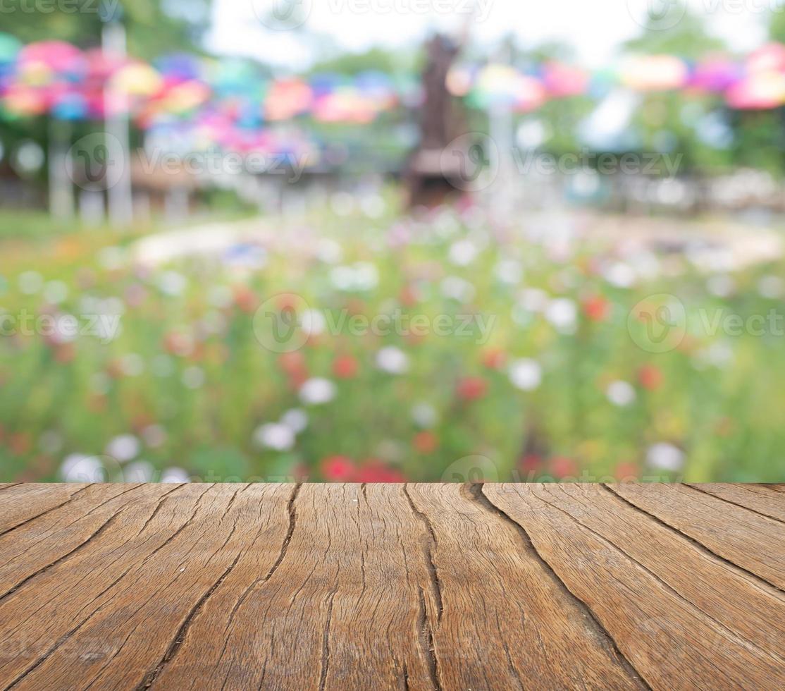 uma varanda de madeira se estende em um campo de flores coloridas foto