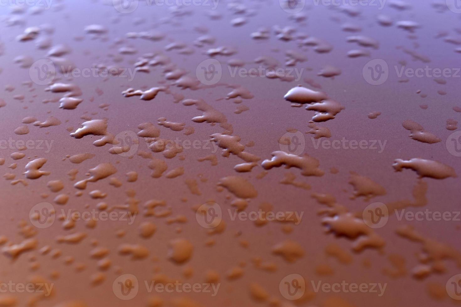 gotas de água após a chuva em um fundo laranja foto
