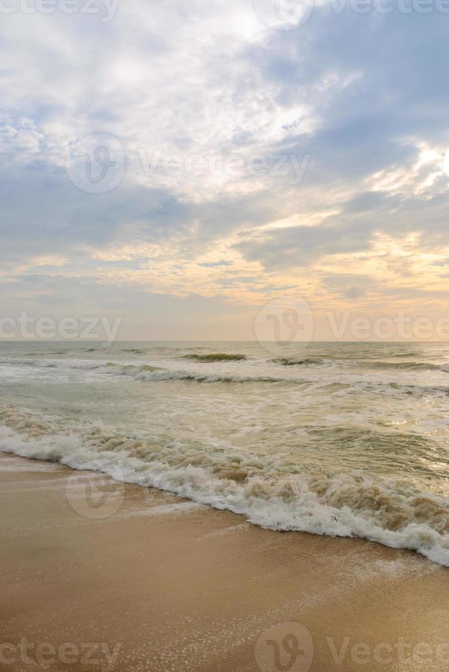 paisagem da natureza tropical da praia e nuvens no horizonte na tailândia. verão relaxe o conceito ao ar livre. foto