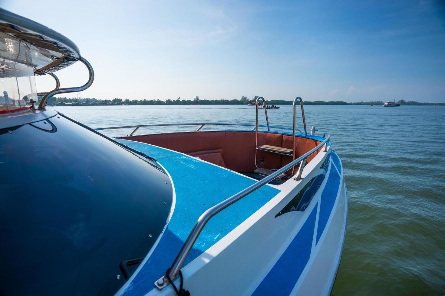 krabi, tailândia - em frente ao iate, passeios de barco no mar, praias limpas de areia branca e mar verde esmeralda. foco suave. foto