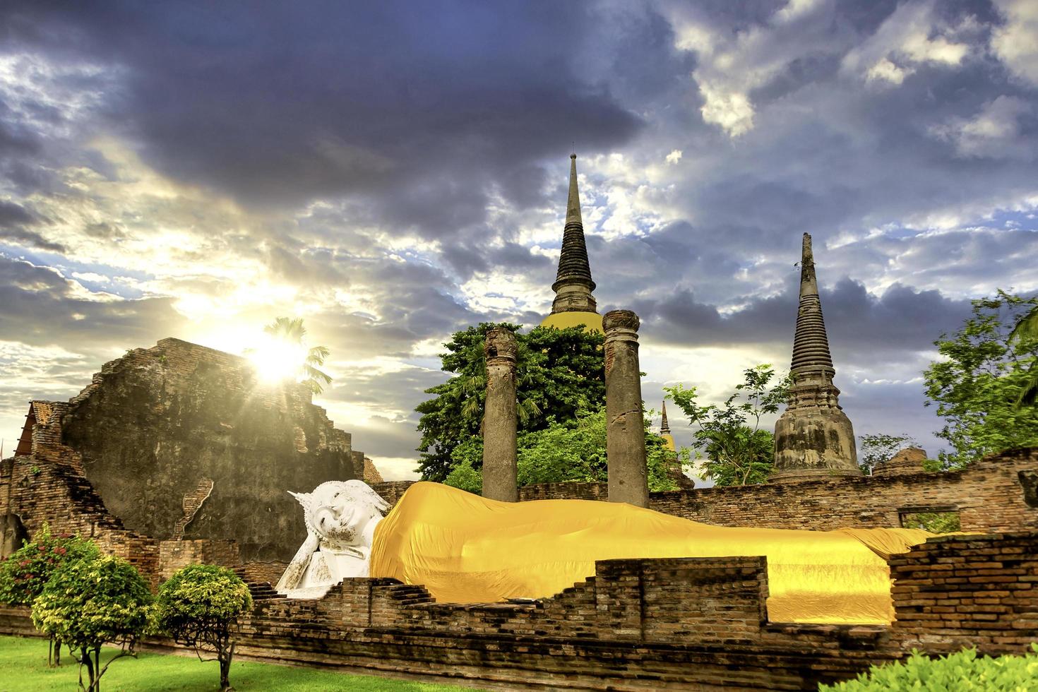 estátua de buda dormindo no templo wat yai chai mongkhon, lugar histórico em ayutthaya, tailândia foto