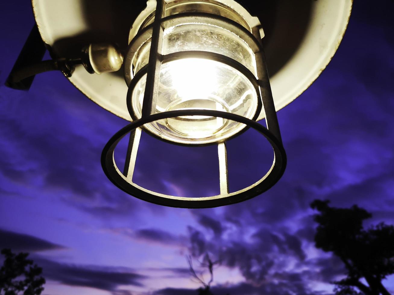 lanterna antiga pendurada em uma árvore na floresta à noite acampar atmosfera.travel conceito ao ar livre image.soft foco. foto