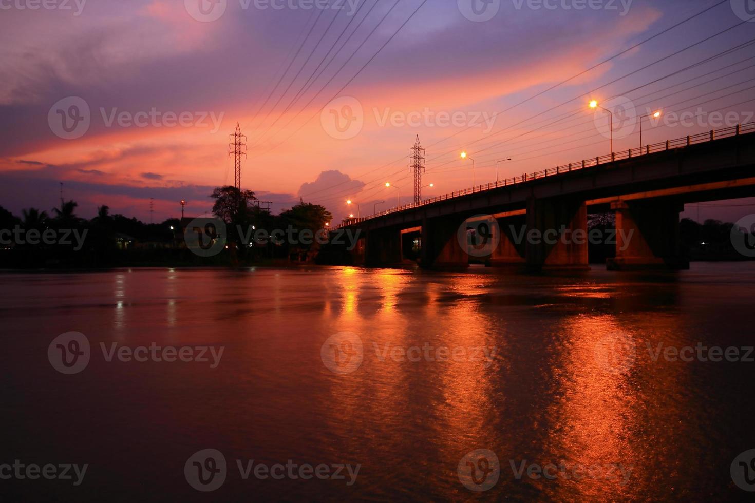 rio de ponte de silhueta foto