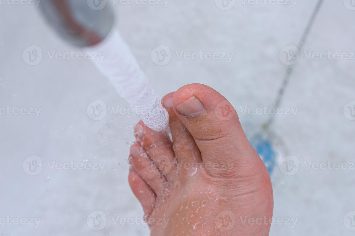 cumprimento da higiene pessoal, lavagem diária dos pés com água limpa e sabão foto