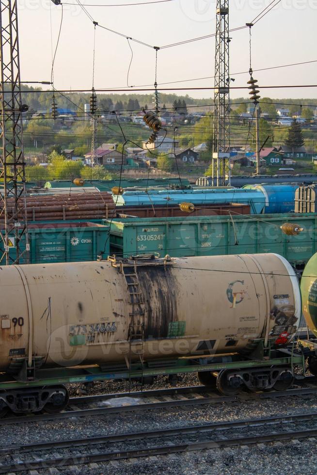 vagões de carga na ferrovia. transporte de mercadorias. foto