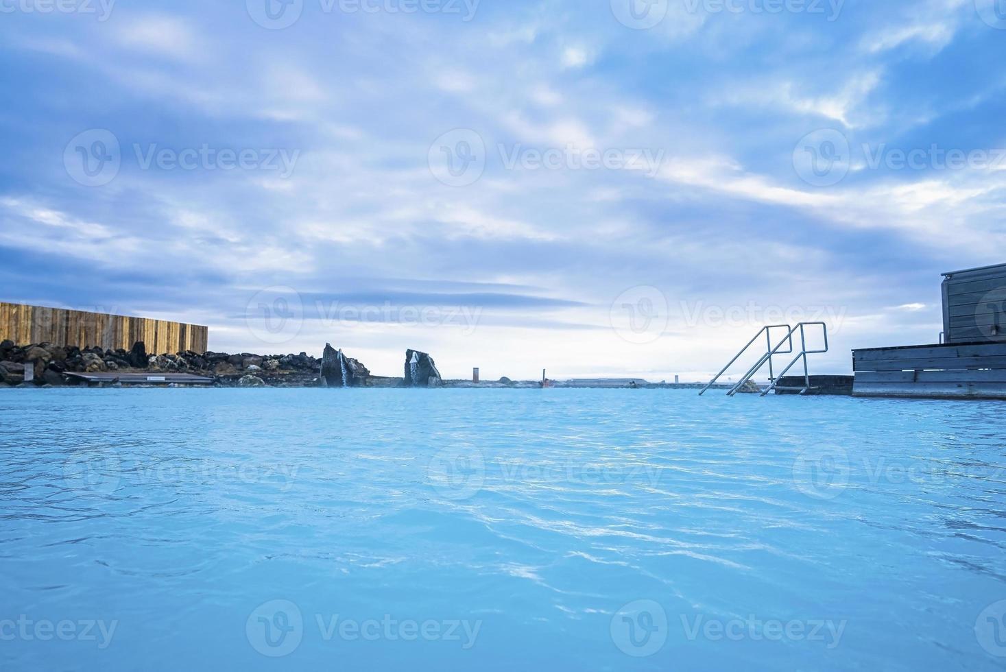vista da lagoa azul natural no spa geotérmico contra o céu nublado no vale foto