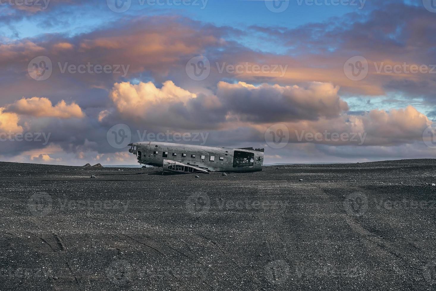 vista do naufrágio do avião militar abandonado na praia de areia preta em solheimasandur foto