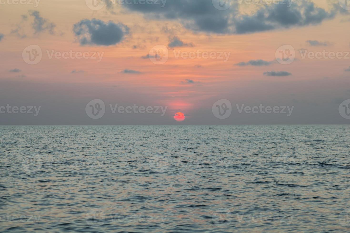 pôr do sol no mar, koh phangan, surat thani, tailândia foto