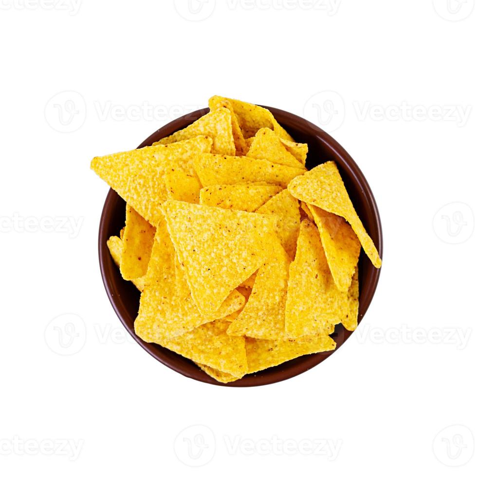 nachos com queijo. salgadinhos de milho isolados no fundo branco foto