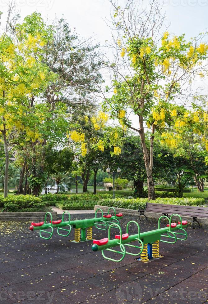 o brinquedo colorido no parque benjasiri, bangkok foto