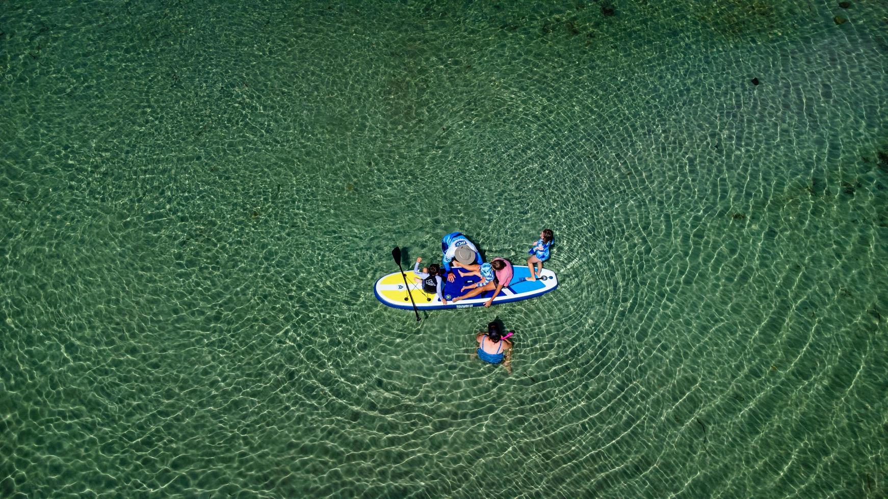 família curtindo stand up paddle foto