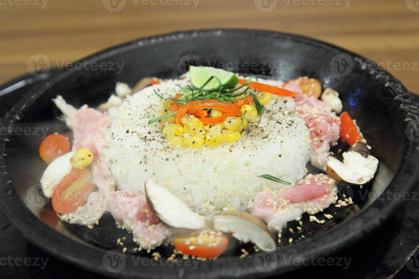 arroz de porco e ervas em panela quente foto